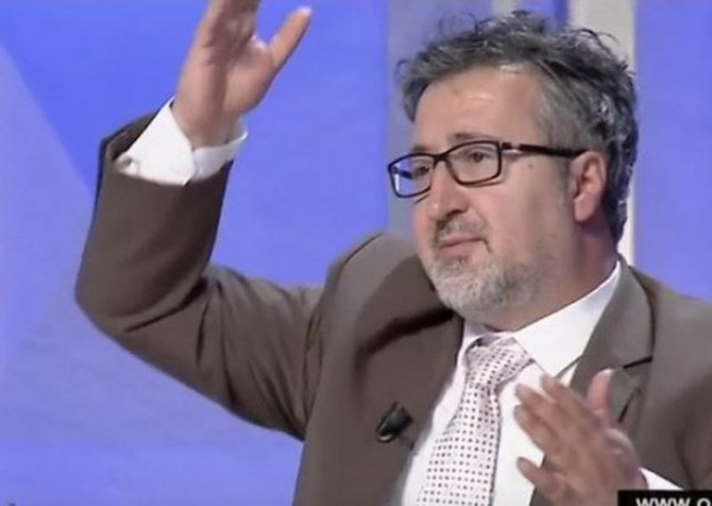 Ja dhe “trimi” bashkëshorti i anëtares së Kushtetueses, Andi Bejtja: Rama duhej t’i thoshte Macronit, çfarë ka*in thua kështu! Ja dhe “trimi” bashkëshorti i anëtares së Kushtetueses, Andi Bejtja: Rama duhej t’i thoshte Macronit, çfarë ka*in thua kështu!