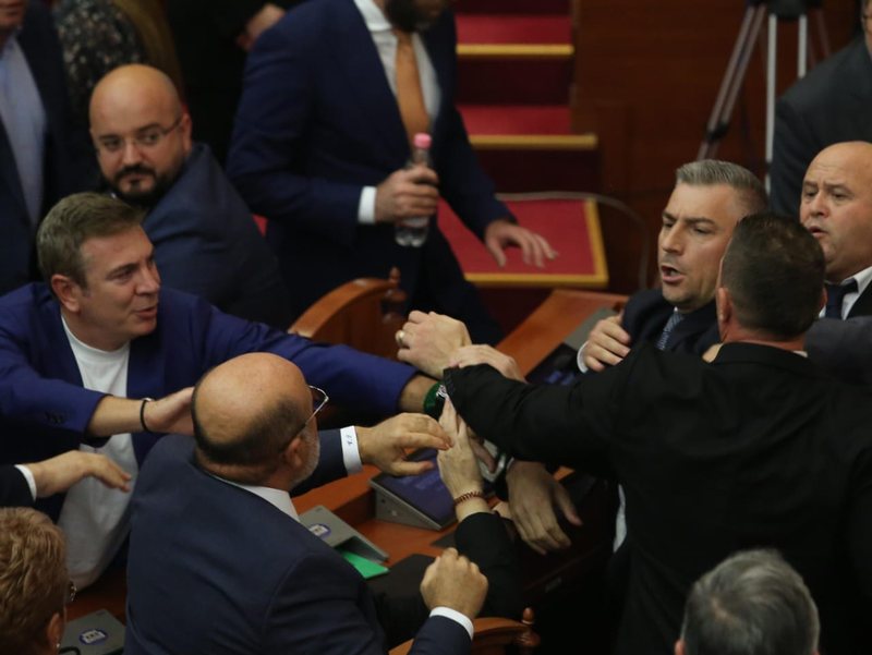 Garda iu prishi ‘skenarin’! Lindita Nikolla ironizon: Mirë e keni krahun?! Garda iu prishi ‘skenarin’! Lindita Nikolla ironizon: Mirë e keni krahun?!