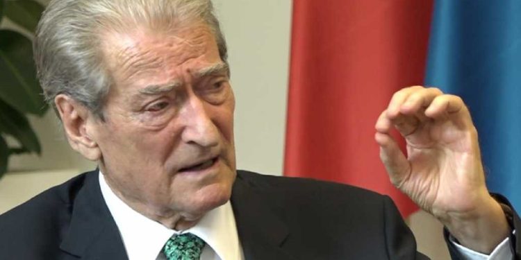 Rrëzova diktaturën, do rrëzoj dhe Edi Ramën deri në Strazburg do shkoj! A e di Berisha se i kanë marrë pasaportën dhe Strazburgu nuk merret me hajdutë?! Rrëzova diktaturën, do rrëzoj dhe Edi Ramën deri në Strazburg do shkoj! A e di Berisha se i kanë marrë pasaportën dhe Strazburgu nuk merret me hajdutë?!