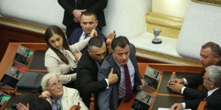 LAJM I FUNDIT/ Qëlloi me grusht, merret VENDIM urgjent për deputetin e PD-së, përjashtohet… LAJM I FUNDIT/ Qëlloi me grusht, merret VENDIM urgjent për deputetin e PD-së, përjashtohet…