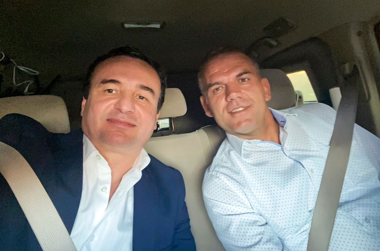 Nën shoqërinë e djalit të Adem Jasharit, Kurti drejt Tiranës për të ndjekur kuqezinjtë me Ramën në stadium Nën shoqërinë e djalit të Adem Jasharit, Kurti drejt Tiranës për të ndjekur kuqezinjtë me Ramën në stadium