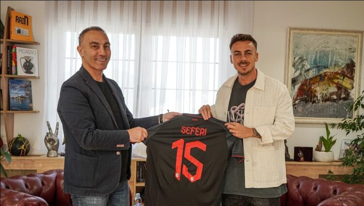 Shkëlqeu me Kombëtaren e madhe, zv.kryeministri i Maqedonisë nderon Taulant Seferin Shkëlqeu me Kombëtaren e madhe, zv.kryeministri i Maqedonisë nderon Taulant Seferin