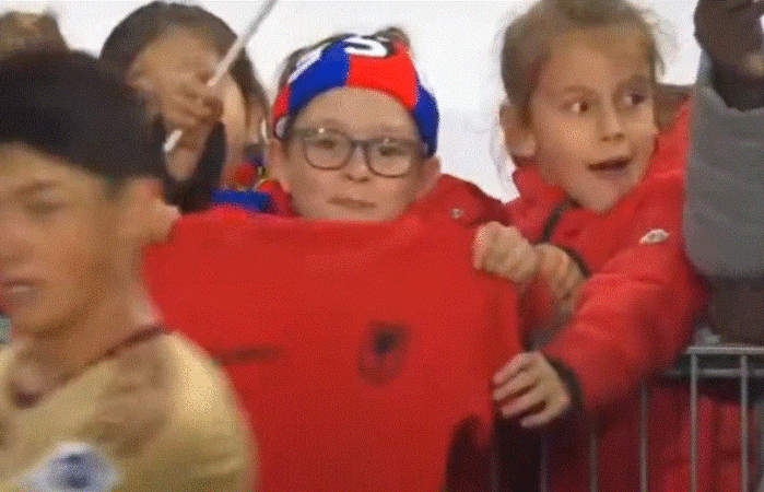 Video fantastike, fanella e Shqipërisë shfaqet në stadiumin e Baselit, e mban një tifoz i vogël Video fantastike, fanella e Shqipërisë shfaqet në stadiumin e Baselit, e mban një tifoz i vogël