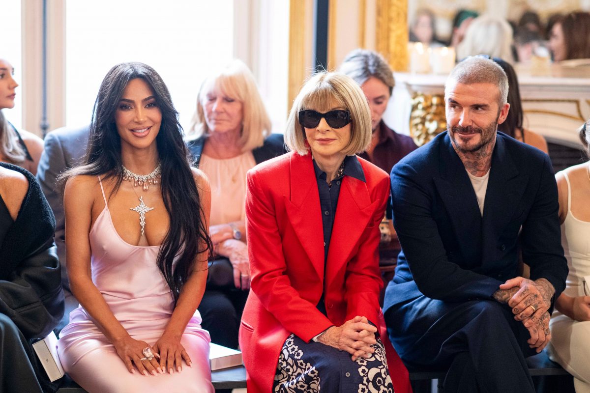 Anna Wintour injoron Kim Kardashian dhe ndërron vendin kur ajo i ulet pranë. Plasin komentet në internet Anna Wintour injoron Kim Kardashian dhe ndërron vendin kur ajo i ulet pranë. Plasin komentet në internet