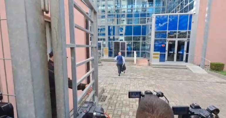 Berisha refuzoi të merrej në pyetje, ndërpritet seanca për ish-kryeministrin në GJKKO Berisha refuzoi të merrej në pyetje, ndërpritet seanca për ish-kryeministrin në GJKKO