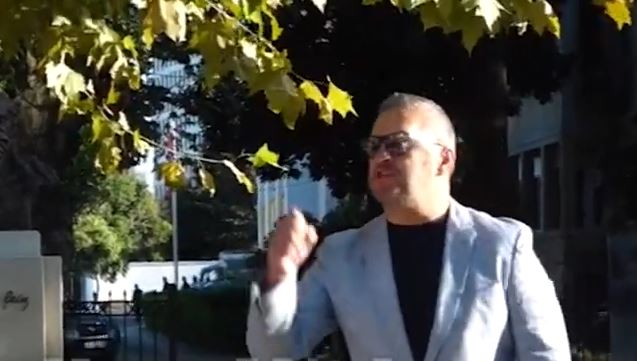 “Po bëni pazare”! Protestuesit e “Lëvizja Bashkë” përplasen me deputetin e PD Helidon Bushati: S’keni turp, hajde ndonjëri këtu, ua tregoj unë… “Po bëni pazare”! Protestuesit e “Lëvizja Bashkë” përplasen me deputetin e PD Helidon Bushati: S’keni turp, hajde ndonjëri këtu, ua tregoj unë…