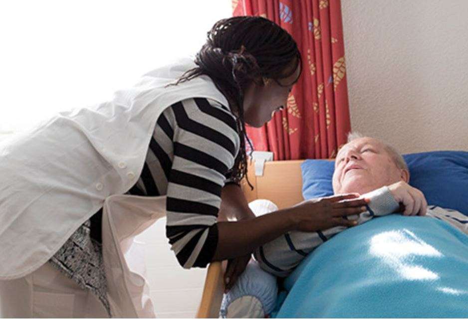 Me të vërtetë e kanë këta mjekostudentë se do paguajnë shqiptarët për të “ndërruar pampersat” e gjermanit Hans Me të vërtetë e kanë këta mjekostudentë se do paguajnë shqiptarët për të “ndërruar pampersat” e gjermanit Hans