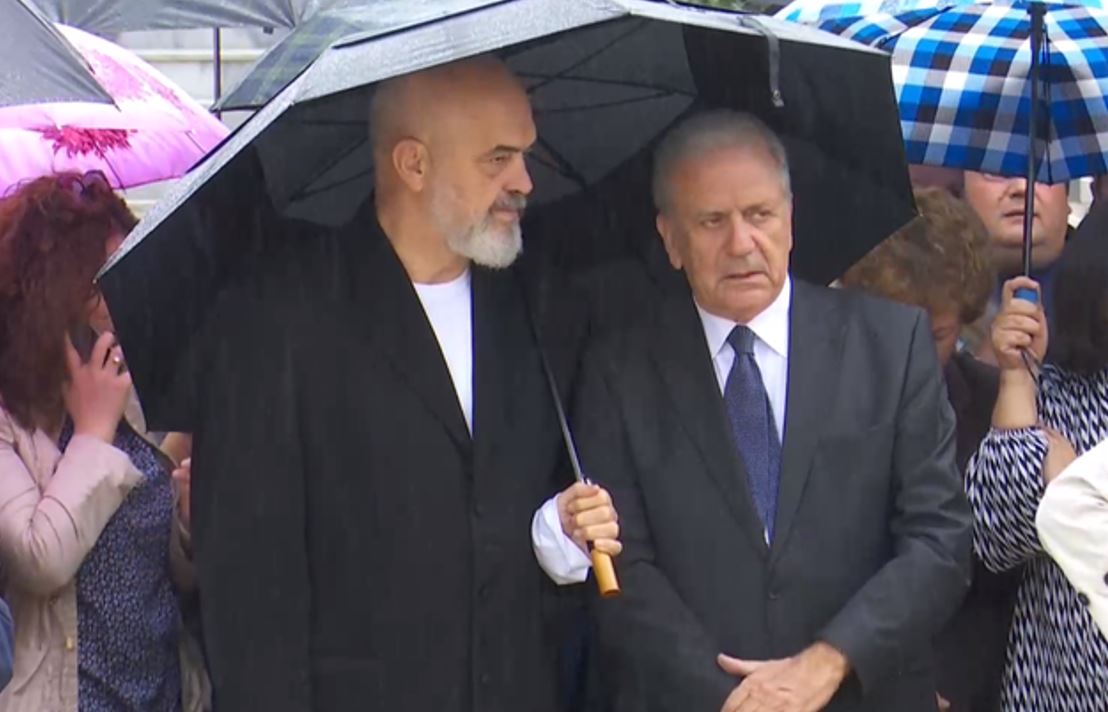 Rama merr pjesë në përurimin e bustit të ish-kryeministrit grek Mitsotakis në Derviçan Rama merr pjesë në përurimin e bustit të ish-kryeministrit grek Mitsotakis në Derviçan