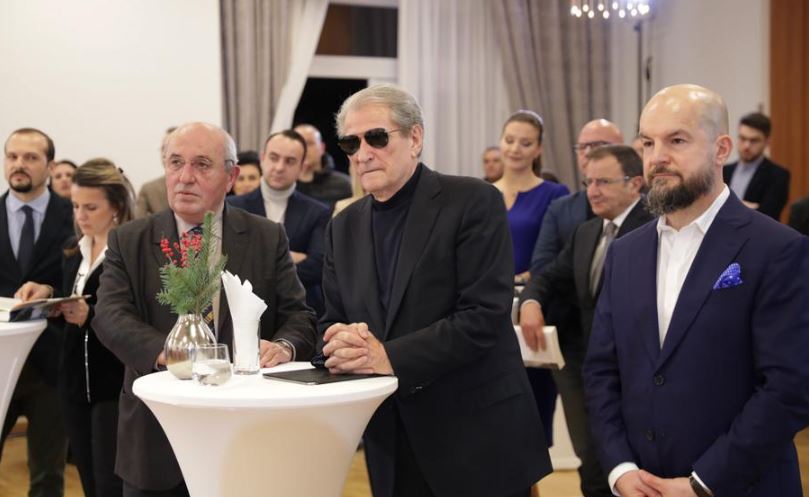 Dordoleci Berisha shikon ëndrra: “Unë jam si Navalny, Rama ëhtë Putin, do ta largojmë me mosbindje civile! Dikush duhet t’i thotë se Navalni nuk është as hajdut as vrasës dhe kurrë nuk ka drejtuar qeveri Dordoleci Berisha shikon ëndrra: “Unë jam si Navalny, Rama ëhtë Putin, do ta largojmë me mosbindje civile! Dikush duhet t’i thotë se Navalni nuk është as hajdut as vrasës dhe kurrë nuk ka drejtuar qeveri