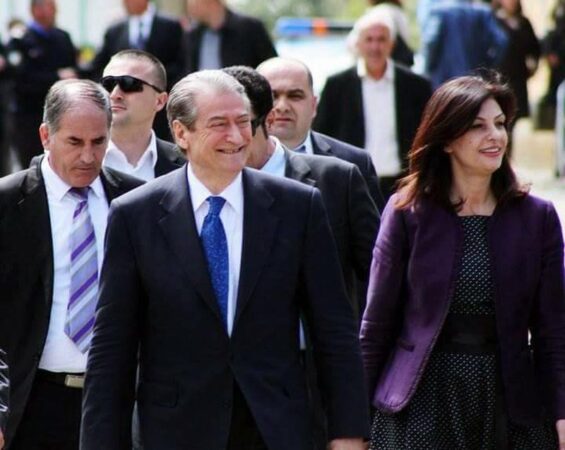 Hapi më i rrezikshëm për stabilitetin e vendit! “Zhelja” Topalli në mbrojtje të Saliut: Kërcënon me një tjetër “14 shtator” Hapi më i rrezikshëm për stabilitetin e vendit! “Zhelja” Topalli në mbrojtje të Saliut: Kërcënon me një tjetër “14 shtator”