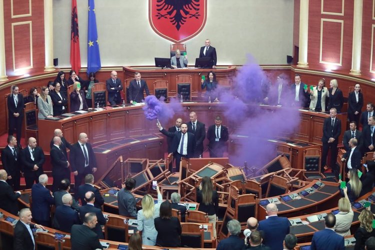 Dje me levë në dorë kundër Berishës, sot me flakadan krah tij Dje me levë në dorë kundër Berishës, sot me flakadan krah tij