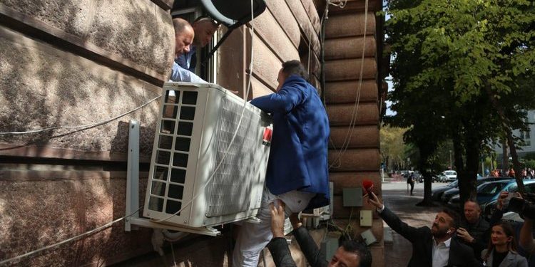 FOTO/ O Mul, po mos kap nga të pasmet o burrë, se jemi dhe “live” FOTO/ O Mul, po mos kap nga të pasmet o burrë, se jemi dhe “live”