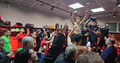 VIDEO/ Shpërthen festa: Rishkruajtën historinë, kuqezinjtë “e djegin” në dhomat e zhveshjes! Këndojnë e kërcejnë me këngë patriotike VIDEO/ Shpërthen festa: Rishkruajtën historinë, kuqezinjtë “e djegin” në dhomat e zhveshjes! Këndojnë e kërcejnë me këngë patriotike