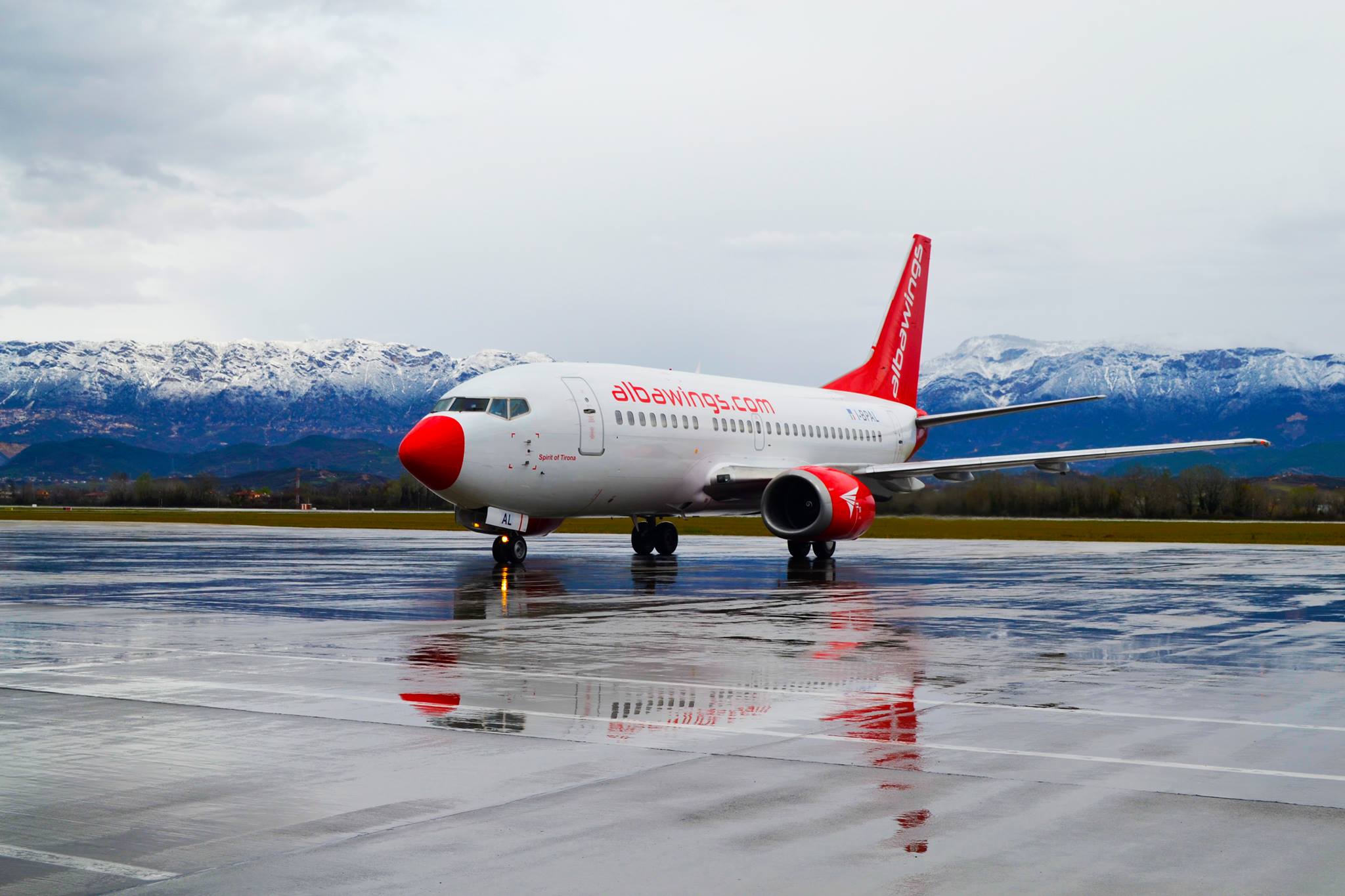 Avioni Tiranë-Bolonja bën ulje emergjente në Bari, iu prish një nga dy motorët 11 mijë metra mbi Adriatik Avioni Tiranë-Bolonja bën ulje emergjente në Bari, iu prish një nga dy motorët 11 mijë metra mbi Adriatik