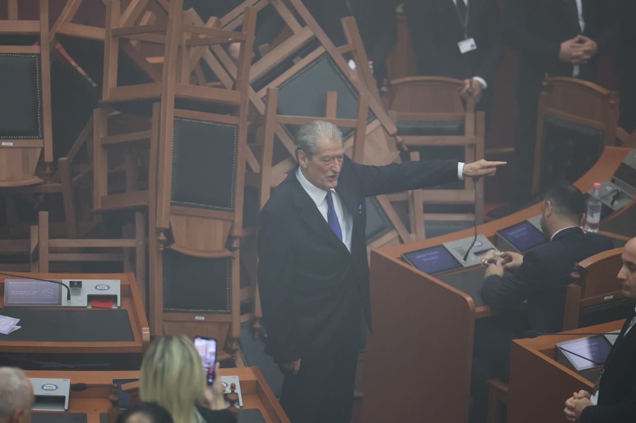 Rithemelimi përsërit kaosin në Kuvend: Ndezin tymuese, karriget pirg në foltore! PS i sfidon mes tymit, rrëzon me votë gjashtë pr/ligjet e Foltores (Video) Rithemelimi përsërit kaosin në Kuvend: Ndezin tymuese, karriget pirg në foltore! PS i sfidon mes tymit, rrëzon me votë gjashtë pr/ligjet e Foltores (Video)