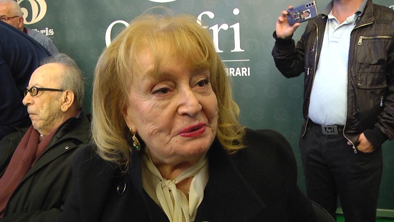 Helena Kadare e emocionuar: Ismaili, gjatë gjithë kohës më thotë se Shqipëria po jeton vitet më të mira të saj! Kur bën diçka që e di se nuk vdes, s’ke frikë nga lehjet! Helena Kadare e emocionuar: Ismaili, gjatë gjithë kohës më thotë se Shqipëria po jeton vitet më të mira të saj! Kur bën diçka që e di se nuk vdes, s’ke frikë nga lehjet!