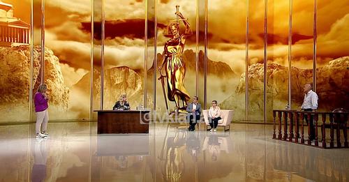 “Nipi yt është vëllai im”?! E bija në bashkëpunim me të ëmën ngrenë akuza ndaj kryefamiljarit: Dole në mes të plumbave për kunatën! “Nipi yt është vëllai im”?! E bija në bashkëpunim me të ëmën ngrenë akuza ndaj kryefamiljarit: Dole në mes të plumbave për kunatën!