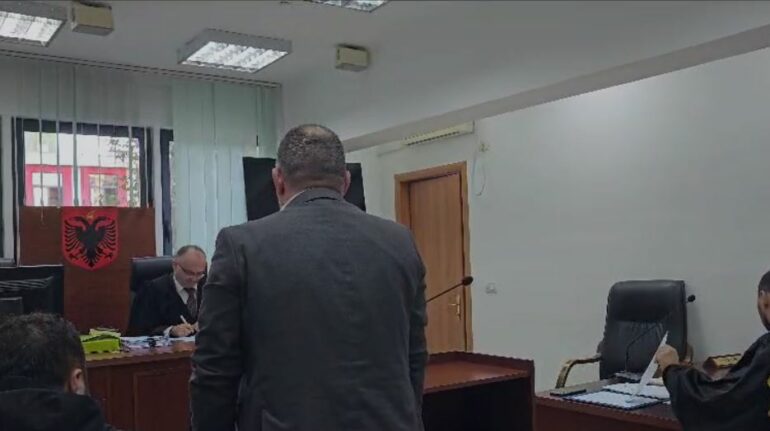 Gallatë me PD e shkërmoqur, të gjithë kryetar! Gjykata përveç statusit tani vendos dhe për grupet parlamentare Gallatë me PD e shkërmoqur, të gjithë kryetar! Gjykata përveç statusit tani vendos dhe për grupet parlamentare