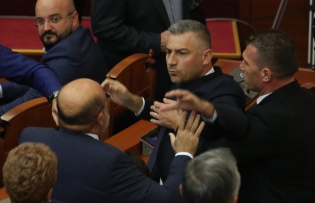 Padia e PS për dhunën në Kuvend, SPAK nis hetimet, urdhëron sekuestrimin e pamjeve filmike Padia e PS për dhunën në Kuvend, SPAK nis hetimet, urdhëron sekuestrimin e pamjeve filmike