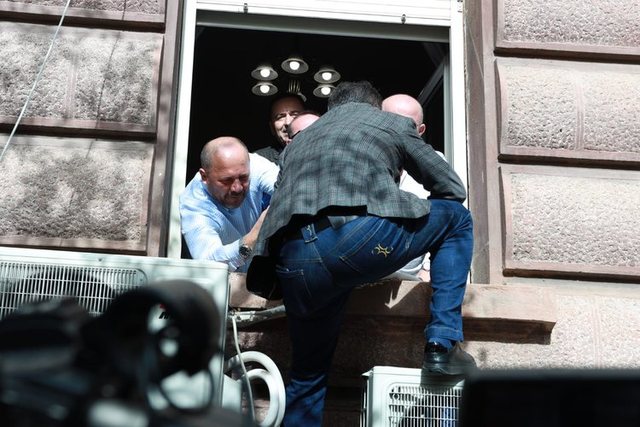 Mirë që kam xhinset firmato 600 euro, se do isha turpëruar atje sipër kangjellave Mirë që kam xhinset firmato 600 euro, se do isha turpëruar atje sipër kangjellave