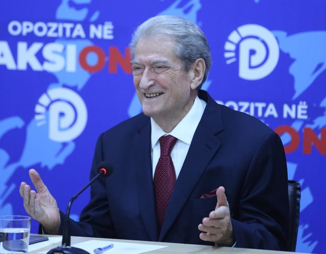 Gjyqtarja liroi Jamarbër Malltezin sipas hetimeve të “prokurorit” Sali! Berisha i pakënaqur: Asnjë risi, duhej të ishte në shtëpi Gjyqtarja liroi Jamarbër Malltezin sipas hetimeve të “prokurorit” Sali! Berisha i pakënaqur: Asnjë risi, duhej të ishte në shtëpi