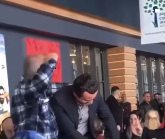 VIDEO LAJM/ ”Parti Enver, jemi gati kurdoherë”! Albin Kurti përshëndetet me grusht nga mbështetësi VIDEO LAJM/ ”Parti Enver, jemi gati kurdoherë”! Albin Kurti përshëndetet me grusht nga mbështetësi