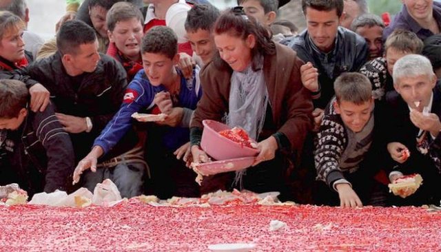 VIDEO/ Momenti që nuk do të harrohet: Festa e turpshme e Berishës me tortën gjigande dhe qytetarët me govata, legena e tenxhere për të festuar 100 vjetorin e Pavarësisë VIDEO/ Momenti që nuk do të harrohet: Festa e turpshme e Berishës me tortën gjigande dhe qytetarët me govata, legena e tenxhere për të festuar 100 vjetorin e Pavarësisë