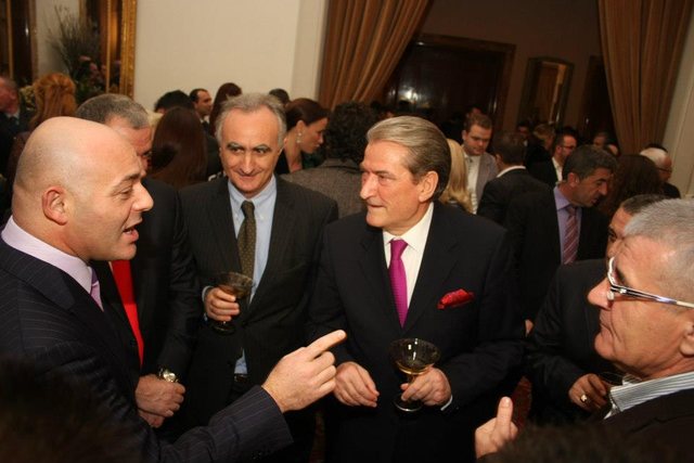 Hetimi i SPAK-ut! Çfarë halli ka Fevziu që doli publikisht në mbrojtje të Berishës: Nuk ka faj, sepse… Hetimi i SPAK-ut! Çfarë halli ka Fevziu që doli publikisht në mbrojtje të Berishës: Nuk ka faj, sepse…