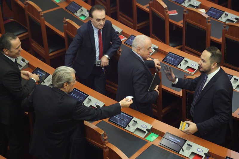 FOTOT/ Pasi hodhi flakadanin në Kuvend, Salianji shkon të marrë “uratën” nga Berisha: Bravo, na fshi duart tani! FOTOT/ Pasi hodhi flakadanin në Kuvend, Salianji shkon të marrë “uratën” nga Berisha: Bravo, na fshi duart tani!