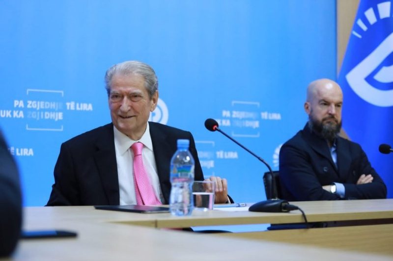 Pim Çeku me Syrin, avokat i Saliut! Fyen dhe sulmon me pseudonim gazetarin Blendi Kajsiu për artikullin e Kompleksit Partizani Pim Çeku me Syrin, avokat i Saliut! Fyen dhe sulmon me pseudonim gazetarin Blendi Kajsiu për artikullin e Kompleksit Partizani