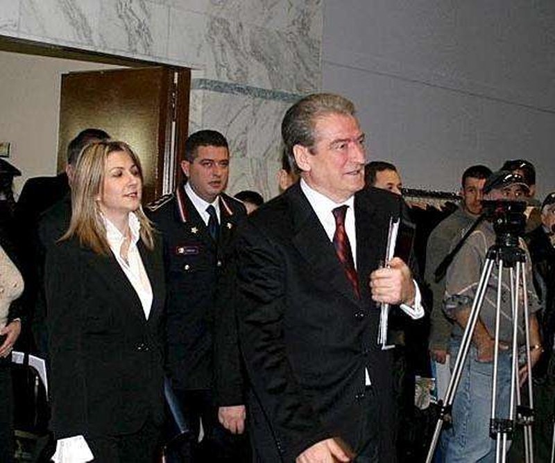 Vendimi i Strasburgut për 21 Janarin/ Berisha nuk shërohet nga paranojat, flet broçkulla: Hetimi u bë nga Ina Rama, militante e PS-së Vendimi i Strasburgut për 21 Janarin/ Berisha nuk shërohet nga paranojat, flet broçkulla: Hetimi u bë nga Ina Rama, militante e PS-së