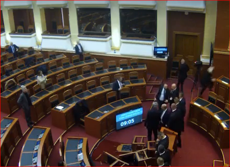 VIDEO e paprecedentë: “I forti” Gaz i bardhë i thyen dorën një gardisti! VIDEO e paprecedentë: “I forti” Gaz i bardhë i thyen dorën një gardisti!