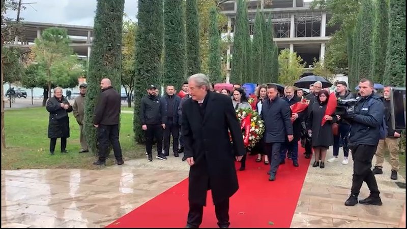 VIDEO/ Sali Berisha i vetëm para varrit të Ismail Qemalit, i çoroditur harron nga të kthehet: Betohet para Ismailit se do largoi Ramën VIDEO/ Sali Berisha i vetëm para varrit të Ismail Qemalit, i çoroditur harron nga të kthehet: Betohet para Ismailit se do largoi Ramën