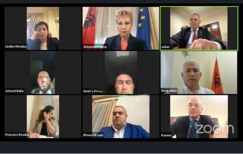 Deputetët e Berishës dhe Bardhit braktisin çetën-antiamerikane, bashkohen me ata të Ramës Deputetët e Berishës dhe Bardhit braktisin çetën-antiamerikane, bashkohen me ata të Ramës