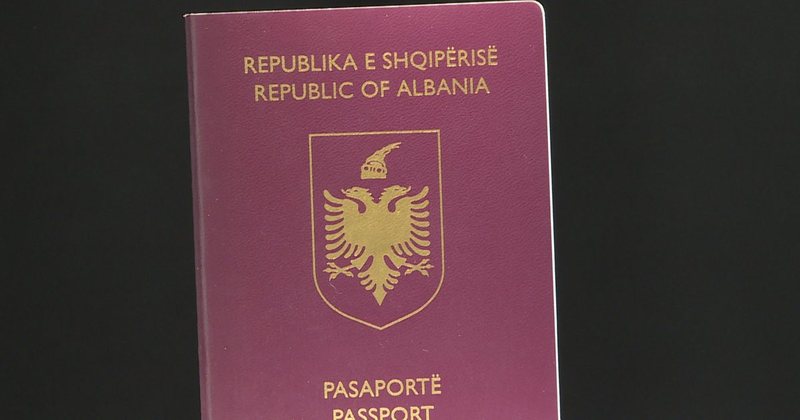 Shtohen shqiptarët që lënë shtetësinë, dyfishohen të huajt me pasaportë shqiptare Shtohen shqiptarët që lënë shtetësinë, dyfishohen të huajt me pasaportë shqiptare