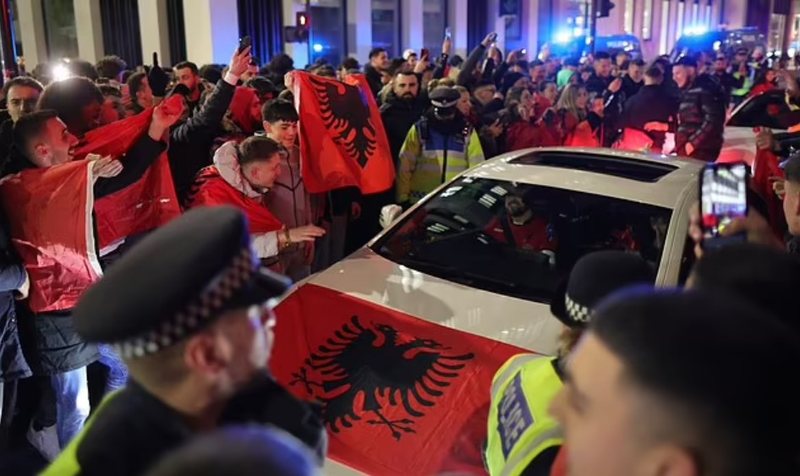 Festa e Pavarësisë! Shqiptarët “pushtojnë” Londrën, raportohet për disa të arrestuar (Video) Festa e Pavarësisë! Shqiptarët “pushtojnë” Londrën, raportohet për disa të arrestuar (Video)