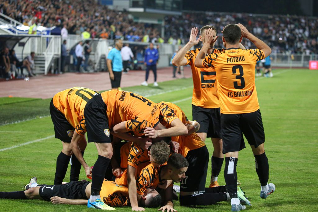 UEFA e detyroi që të luajë në “Air Albania”, reagon Ballkani: Le të dëgjojë gjitha bota mbarë, kështu rri bashkë, gjithë populli shqiptar UEFA e detyroi që të luajë në “Air Albania”, reagon Ballkani: Le të dëgjojë gjitha bota mbarë, kështu rri bashkë, gjithë populli shqiptar