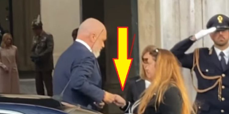 Çfarë i dha në dorë Ramës para takimit me Melonin?! Video misterioze nga gruaja e panjohur… Çfarë i dha në dorë Ramës para takimit me Melonin?! Video misterioze nga gruaja e panjohur…