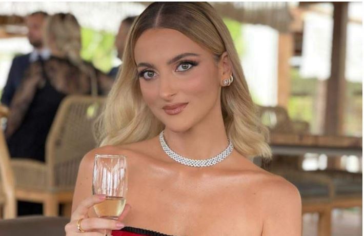 “Fati i zi” i familjes së ish deputetit Vangjel Tavo! Vite me parë humbi bashkëshorten, sot humbi Evën, vajzën e tij në aksident, në lulen e rinisë! “Fati i zi” i familjes së ish deputetit Vangjel Tavo! Vite me parë humbi bashkëshorten, sot humbi Evën, vajzën e tij në aksident, në lulen e rinisë!