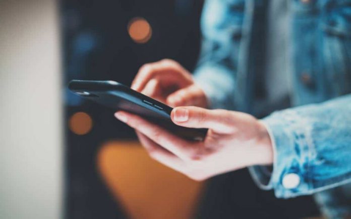 Sot kemi shumë “miq” dhe ndihemi të vetmuar… me celularin në dorë! Sot kemi shumë “miq” dhe ndihemi të vetmuar… me celularin në dorë!