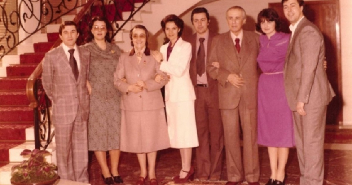 Krushqitë e famshme të Tiranës mes bllokmenve dhe artistëve, deri te pabuksit që u bënë zengjin në demokraci! Krushqitë e famshme të Tiranës mes bllokmenve dhe artistëve, deri te pabuksit që u bënë zengjin në demokraci!