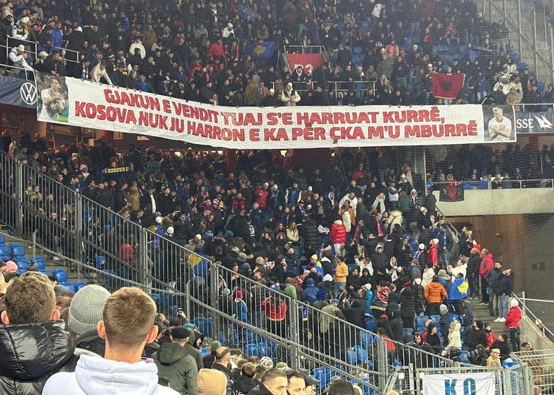 Banderola gjigante intimiduese e “patrikotëve” kosovar si mesazh për dy futbollistët e Zvicrës! Banderola gjigante intimiduese e “patrikotëve” kosovar si mesazh për dy futbollistët e Zvicrës!