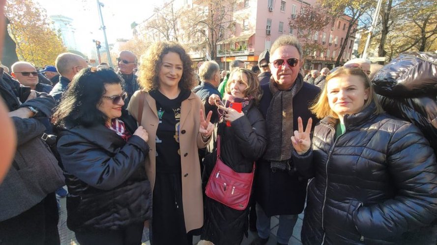 FOTOLAJM/ Argita Malltezi, në pritje të marrjes së vulës së PD (pasi i ati të izolohet)