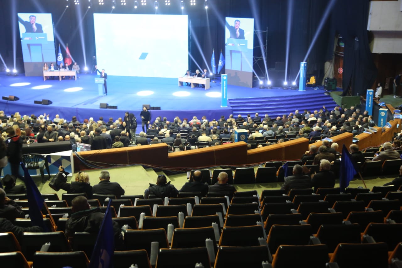 Berisha si Enver Hoxha, votëbesohet me 93.8% të votave në Kuvendin “familjar” me karrige bosh! Krah tij e bija, Argita në vend të ushtarëve “Bardhi” Berisha si Enver Hoxha, votëbesohet me 93.8% të votave në Kuvendin “familjar” me karrige bosh! Krah tij e bija, Argita në vend të ushtarëve “Bardhi”