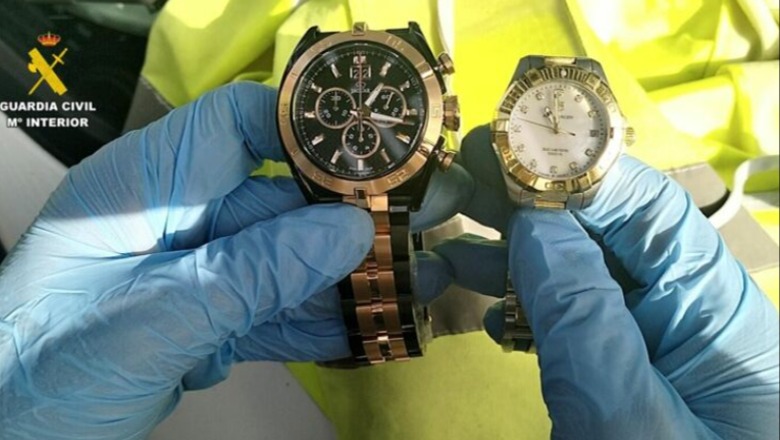 Vodhën sende me vlerë 2 milionë euro nga bagazhet e pasagjerëve, arrestohen 14 punonjës të aeroportit në Spanjë Vodhën sende me vlerë 2 milionë euro nga bagazhet e pasagjerëve, arrestohen 14 punonjës të aeroportit në Spanjë