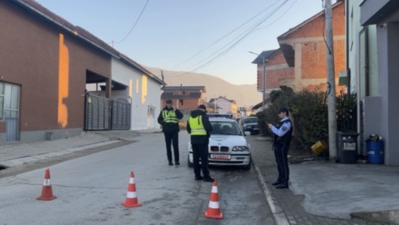 Vrau 2 kushërinjtë e tij dhe plagosi një tjetër pas sherrit për një vendparkim, arrestohet 60 vjeçari në Tetovë Vrau 2 kushërinjtë e tij dhe plagosi një tjetër pas sherrit për një vendparkim, arrestohet 60 vjeçari në Tetovë