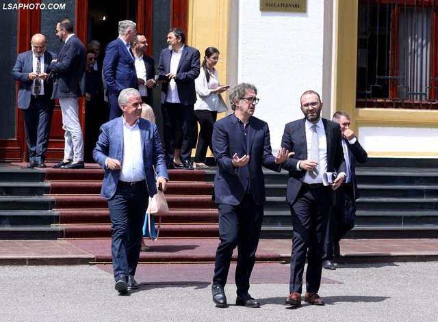 Gaz Bardhi po lë pa punë Genc Gjokutajn: Po lufton me procedurë për Berishën Gaz Bardhi po lë pa punë Genc Gjokutajn: Po lufton me procedurë për Berishën