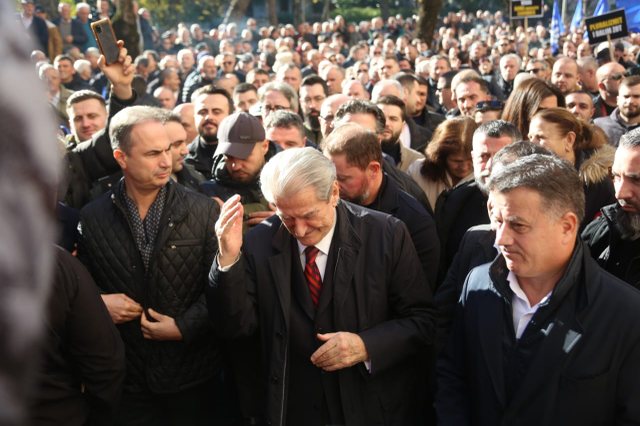 Opozita, pjesërisht indiferente dhe tërësisht e fyer Opozita, pjesërisht indiferente dhe tërësisht e fyer