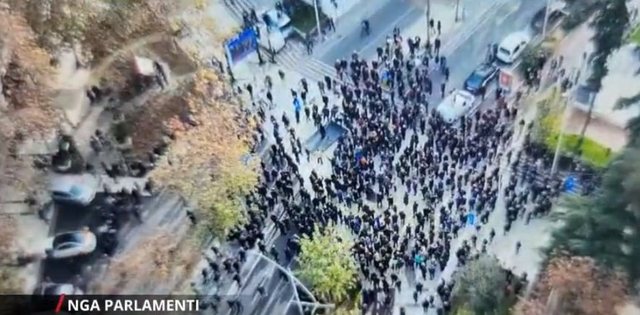 Pamjet me dron: Parlamenti e zhveshi nga imuniteti, militantët zbythen, e lënë në mëshirë të fatit “luanin” Berisha Pamjet me dron: Parlamenti e zhveshi nga imuniteti, militantët zbythen, e lënë në mëshirë të fatit “luanin” Berisha