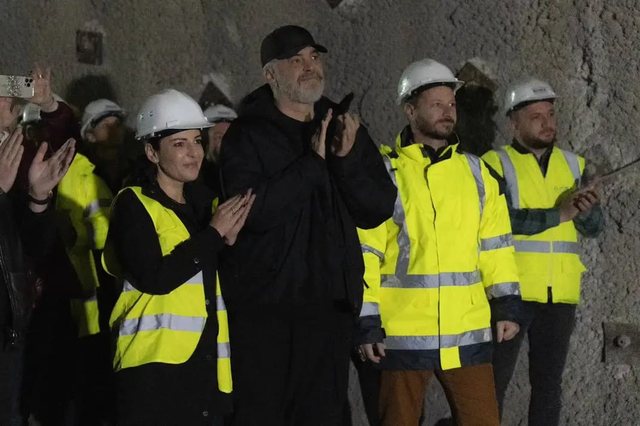 Bashkohen dy anët e tunelit të Murrizit, Rama: Viti 2024 vulos fundin e kësaj vepre sfiduese Bashkohen dy anët e tunelit të Murrizit, Rama: Viti 2024 vulos fundin e kësaj vepre sfiduese